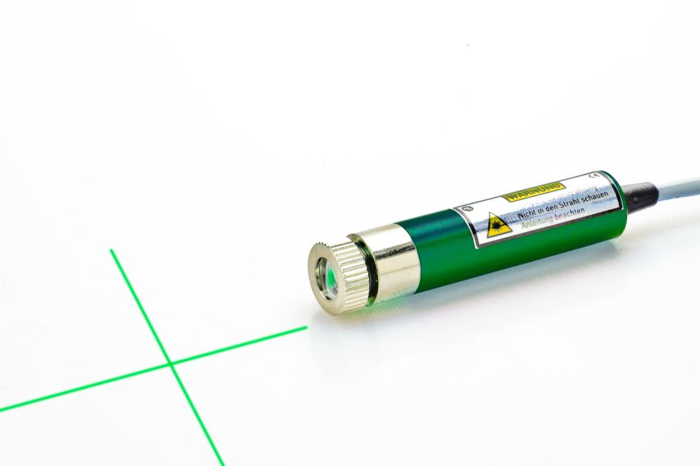 Kreuzlinien Hybrid Lasermodul 10 mW GRÜN 12 - 30 VDC, justierbarer Fokus, isoliert
